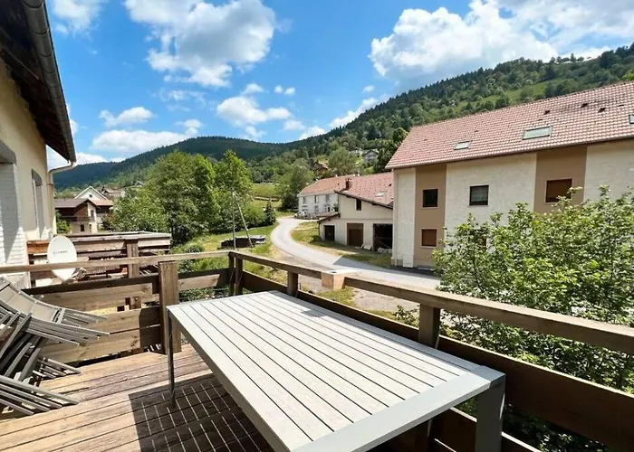 Entre Montagnes Et Lacs Apartment *